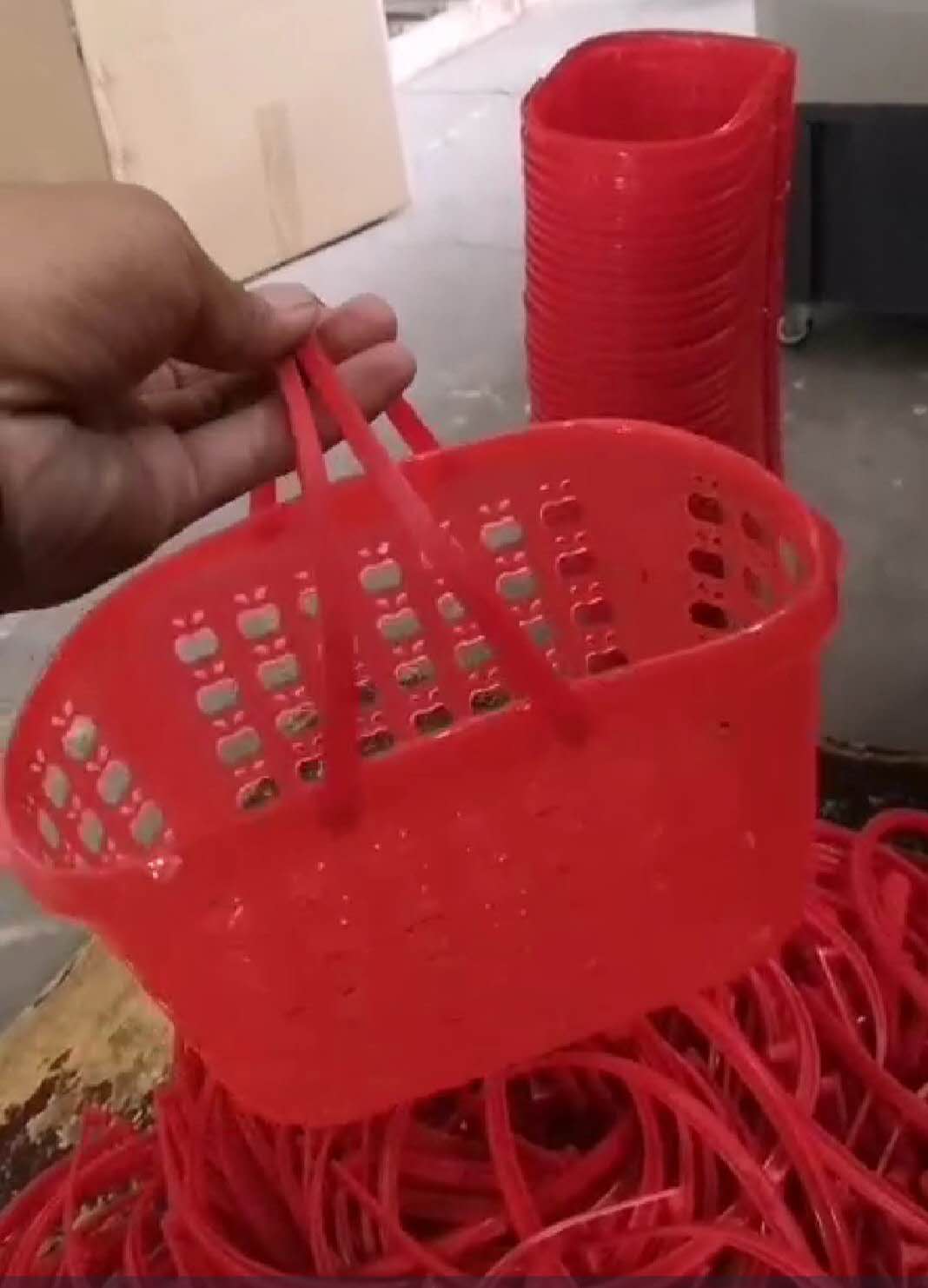红色水果筐